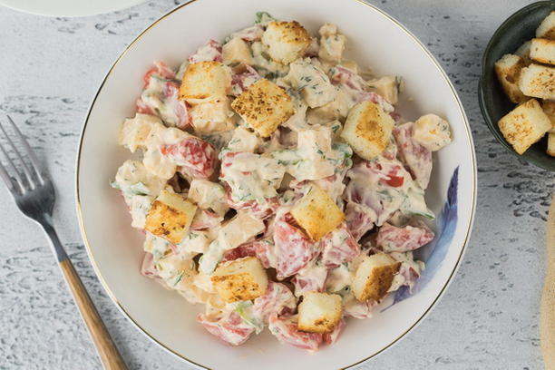 Smoked chicken salad with tomatoes, cheese and croutons