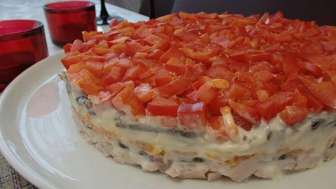 Puff salad with smoked chicken, tomatoes and cheese
