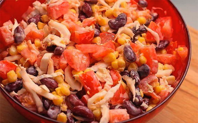 Smoked chicken salad with beans and bell pepper