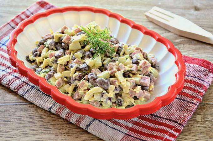 Smoked chicken salad with beans and eggs