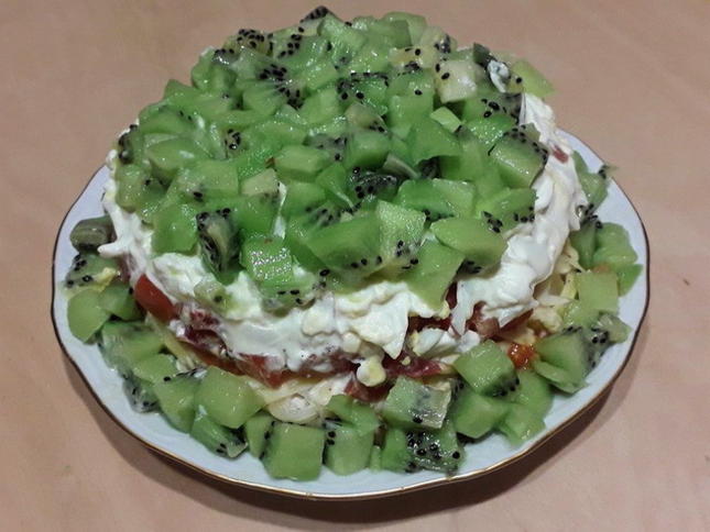 Emerald salad with chicken and kiwi