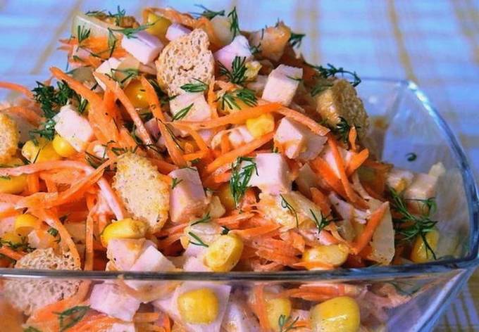 Chicken salad with Korean carrots, corn and croutons