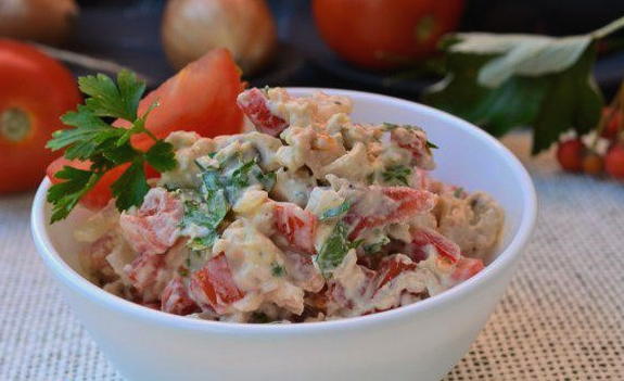 Smoked chicken salad with tomatoes and bell pepper