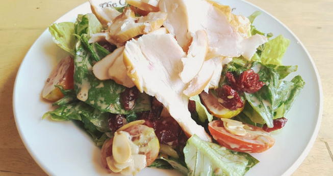 Smoked chicken salad with tomatoes and iceberg lettuce