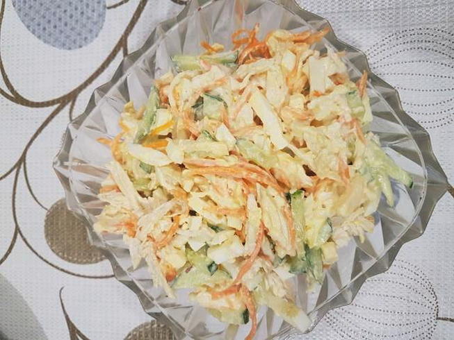Smoked chicken salad with Korean carrots, cucumber and egg