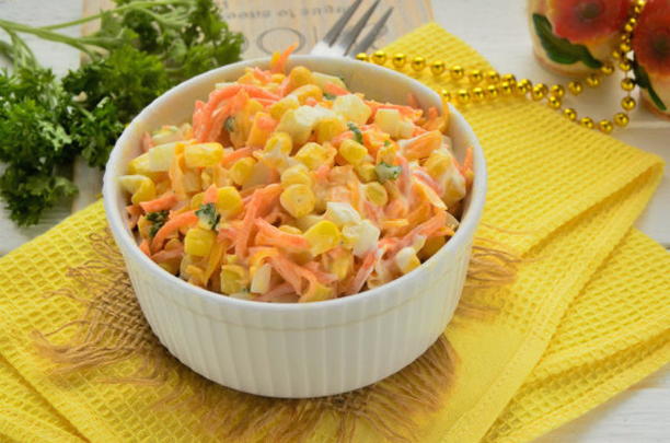 Smoked chicken salad with Korean carrots, corn and egg