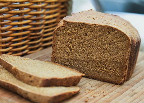 Roggebrood zonder tarwebloem in een broodbakmachine