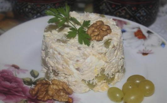 Salad with chicken, cheese, egg and grapes