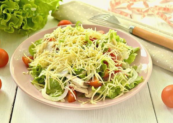 Salad with chicken, cheese, tomatoes and lettuce