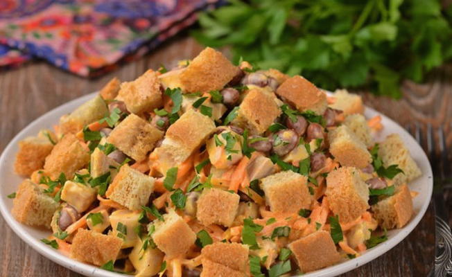 Chicken salad with Korean carrots, beans and croutons