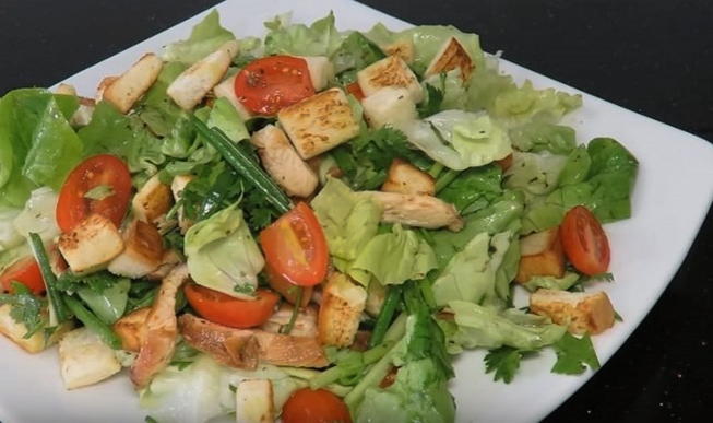 Salad with chicken, cucumber, tomatoes and croutons