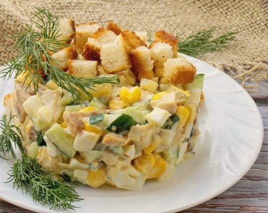 Smoked chicken salad with corn and croutons