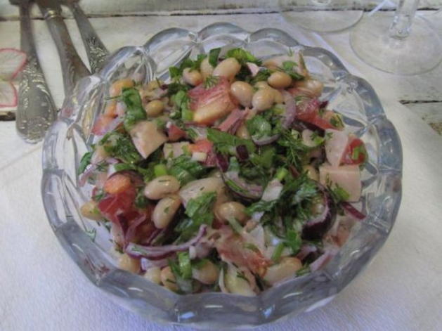 Smoked chicken salad with beans and tomatoes