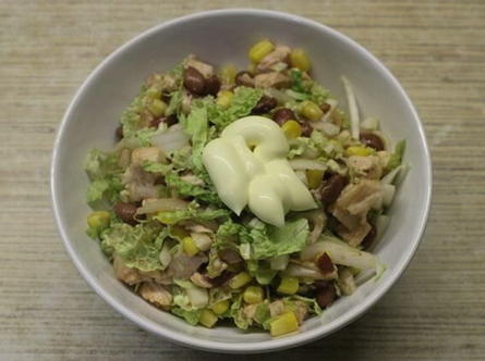 Smoked chicken salad with corn, beans and croutons