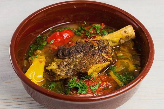 Rundvlees khashlama in een pan