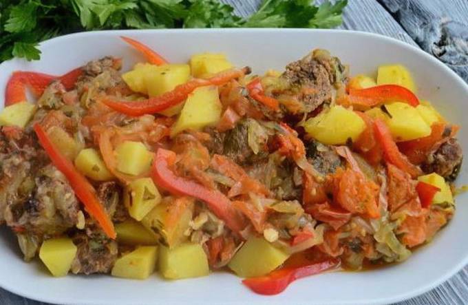 Beef khashlama with potatoes in a cauldron