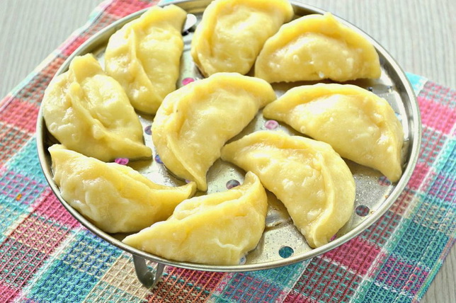 Dumplings with steamed potatoes