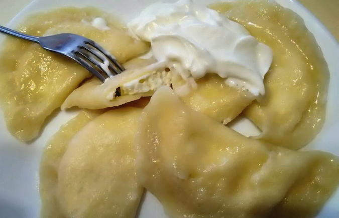 Dumplings aux pommes de terre de la pâte de kéfir