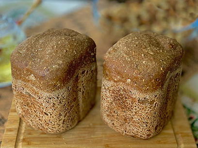 Roggebrood zonder zuurdesem in een broodbakmachine