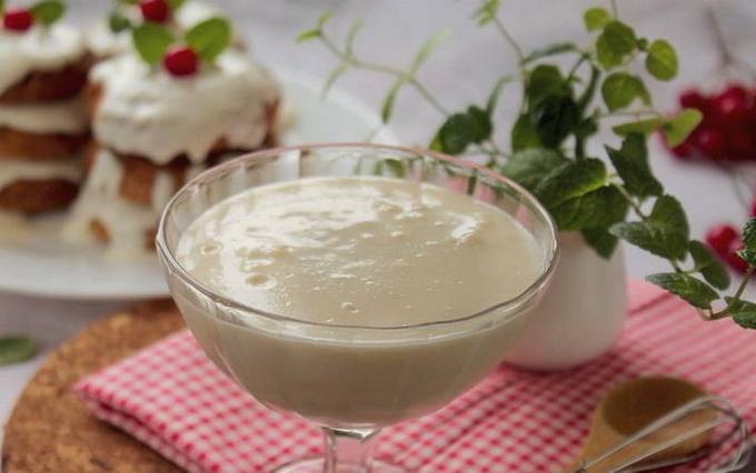 Cream of sour cream with condensed milk and gelatin for cake