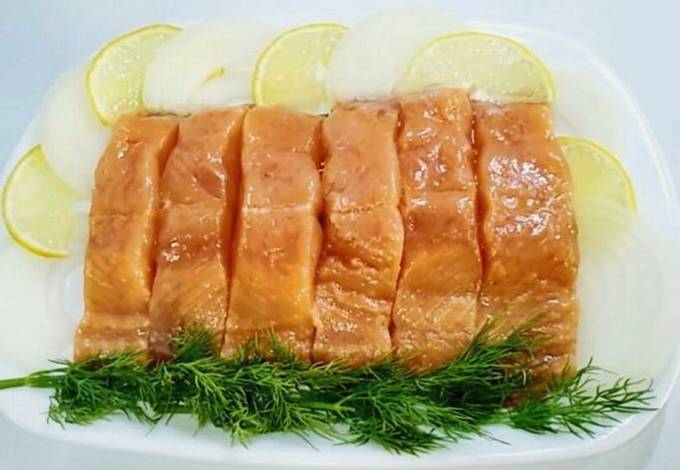 How tasty salted pink salmon in pieces in brine