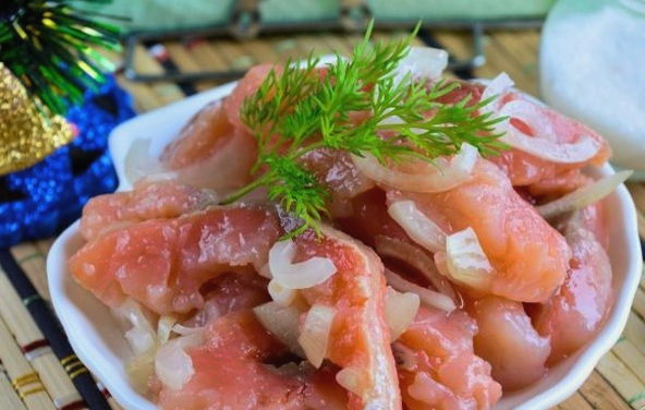 Salted pink salmon with onions in oil
