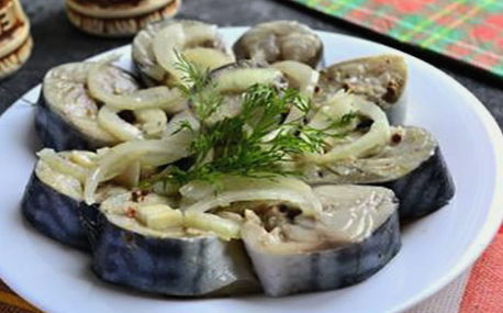 Salted mackerel with onion and oil