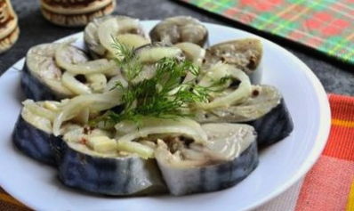 Salted mackerel with vinegar and onions at home