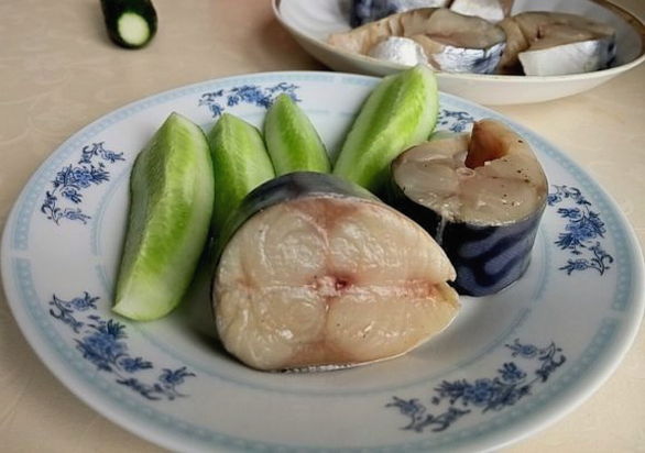 How to salt mackerel with onions deliciously