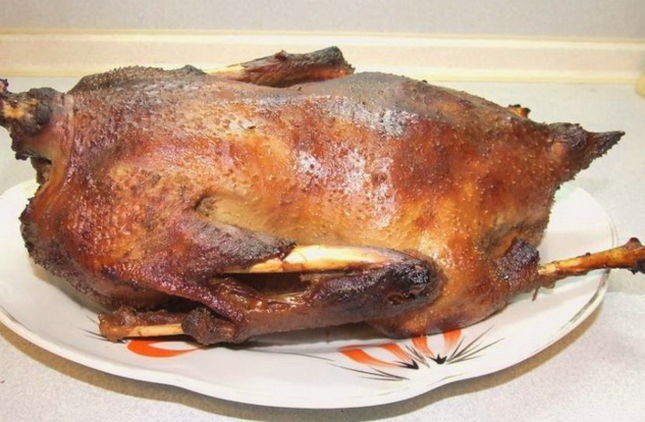 Goose with honey, baked in a sleeve in the oven