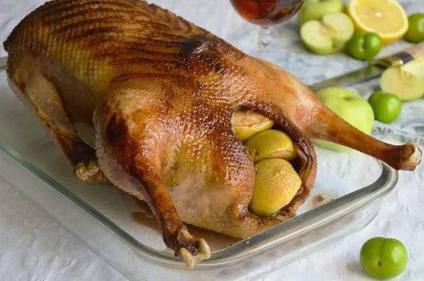 Oven baked goose with apples and honey
