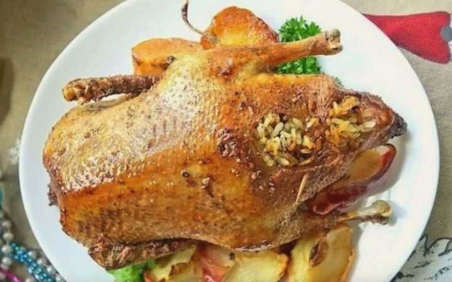 How to bake a goose with rice in the oven at home