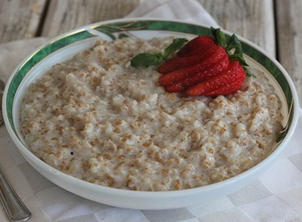 Wheat porridge with milk and sugar