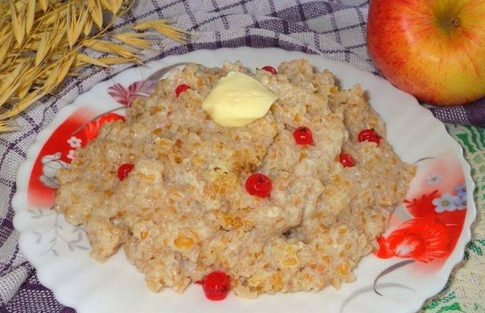 Wheat porridge with milk in a slow cooker