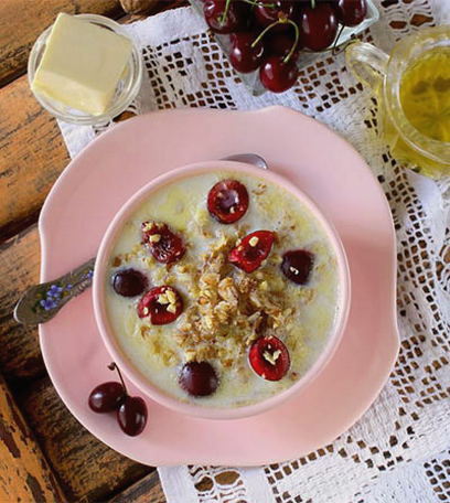 Porridge made of oat flakes with milk