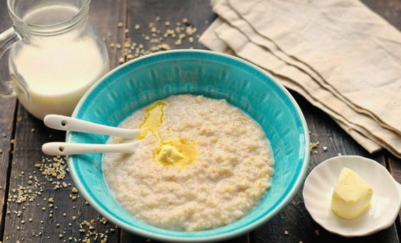 Barley porridge with milk and water