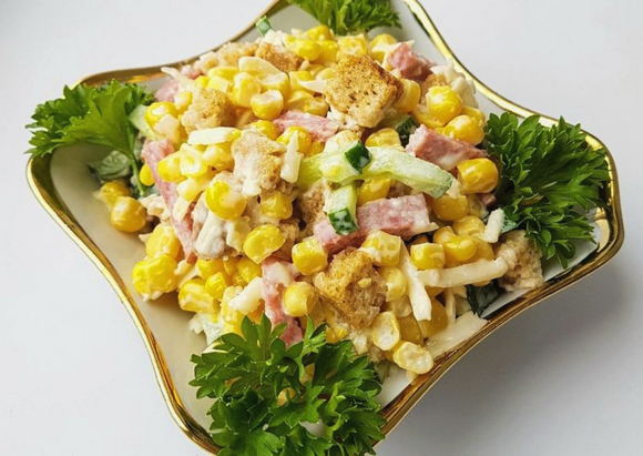 Crab salad with corn, sausage and croutons