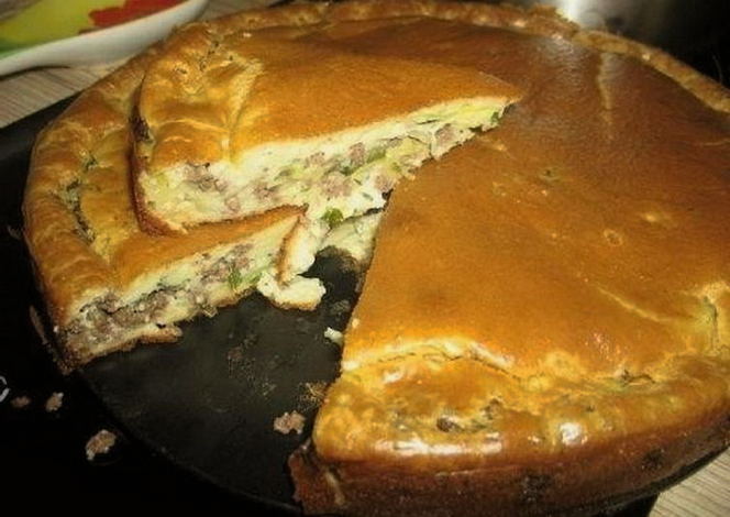 Mayonnaise-sour cream jellied pie with cabbage and meat in the oven