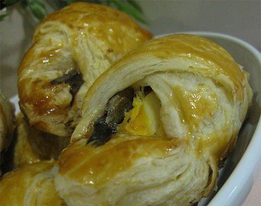 Puff pastry envelopes with fish