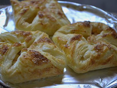 Cinnamon puff pastry rolls