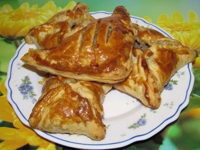 Puff pastry envelopes with meat