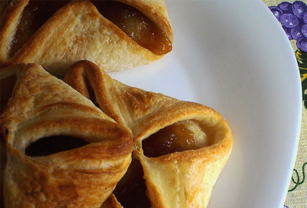 Puff pastry envelopes with jam