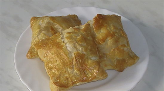 Puff pastry envelopes with ham and cheese