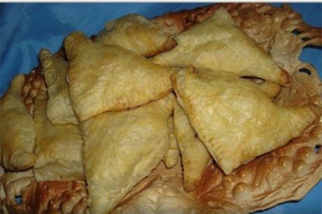 Puff pastry envelopes with cottage cheese