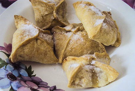 Puff pastry envelopes with apples and cinnamon