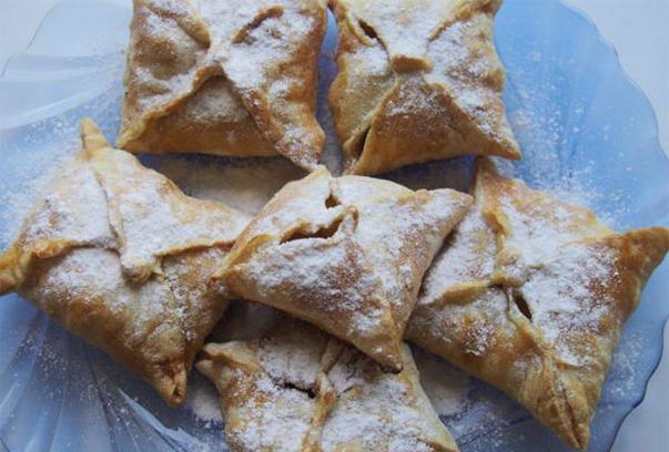 Puff pastry envelopes with apples