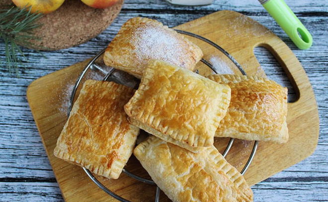 Puff pastry envelopes with apples