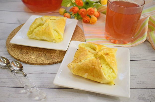 Filled puff pastry envelopes