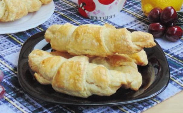 Puff pastry croissants with custard