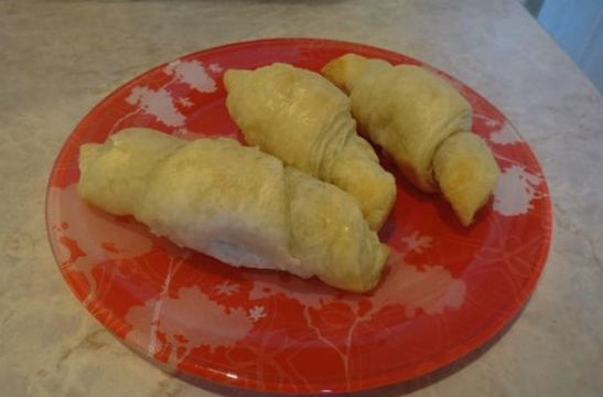 Puff pastry croissants with jam